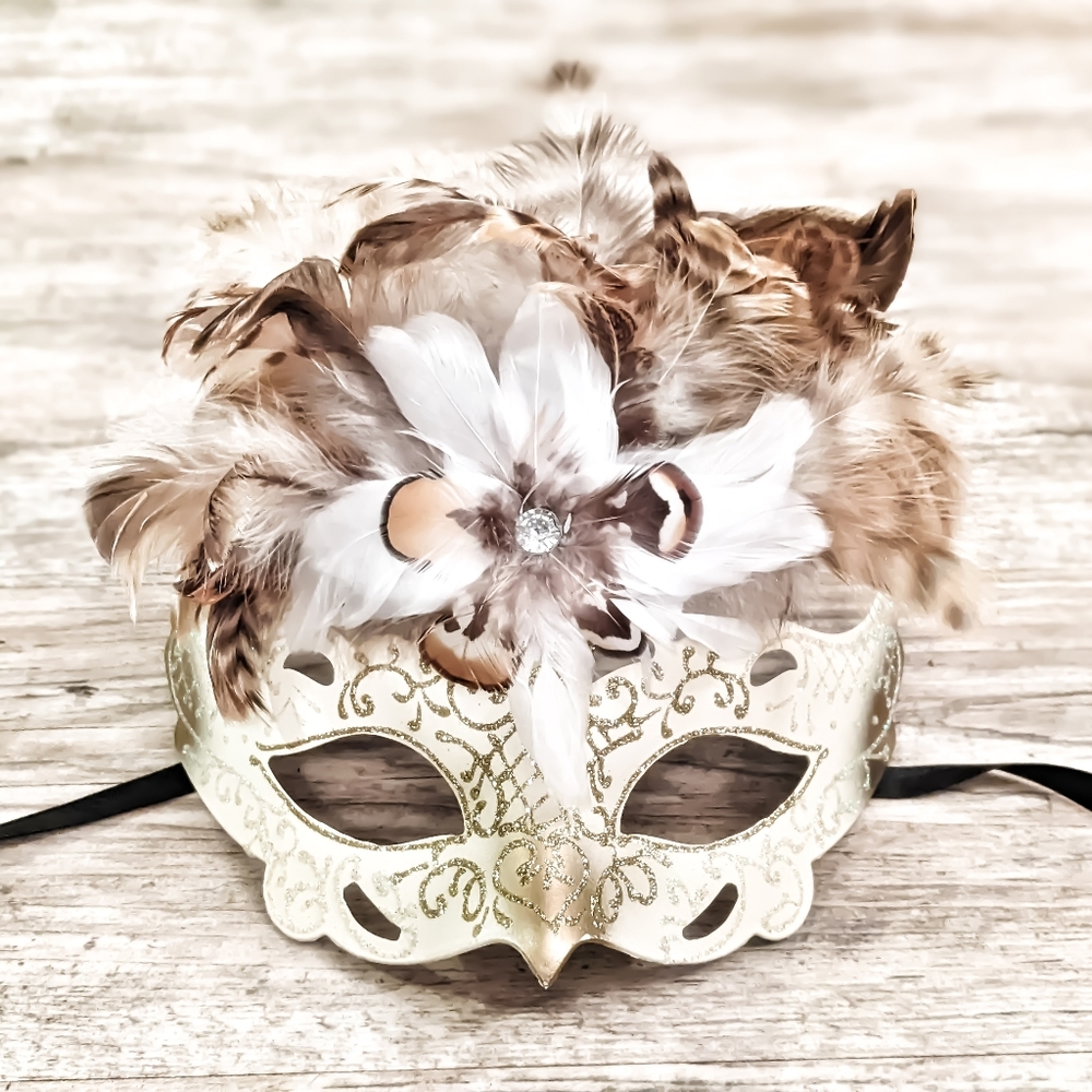 Exotic Feathered Ladies Masquerade Mask Venetian Cateye Ivory Crème - Picture 5 of 8